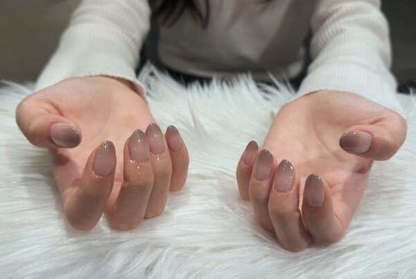 「ハンド グラデーション」グレーのグラデーションで落ち着いた色合いに！|Nail Salon Linda