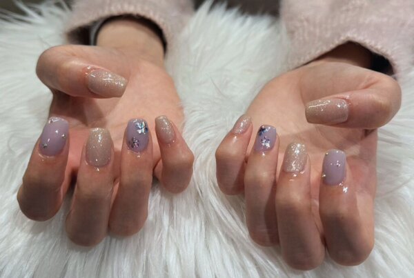 「ハンド 定額デザイン」パープルとホワイト系のラメが春らしくこの時期にぴったり！|Nail Salon Linda