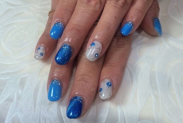 「ハンド ミドルコース」 お客様の持ち込み画像！鮮やかなブルーと手書きのお花でかわいらしいネイルです！|Nail Salon Linda