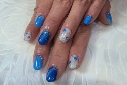 「ハンド ミドルコース」 お客様の持ち込み画像！鮮やかなブルーと手書きのお花でかわいらしいネイルです！