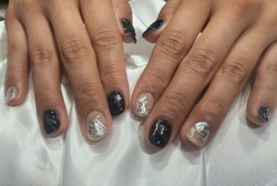 「ハンド ミドルコース」(90分つけ放題） ダーク系とシルバーのニュアンスネイル！|Nail Salon Linda