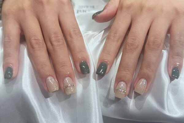「ハンド 定額デザイン」グリーンとゴールドのラメの相性がばっちり！！ 人気カラーです|Nail Salon Linda