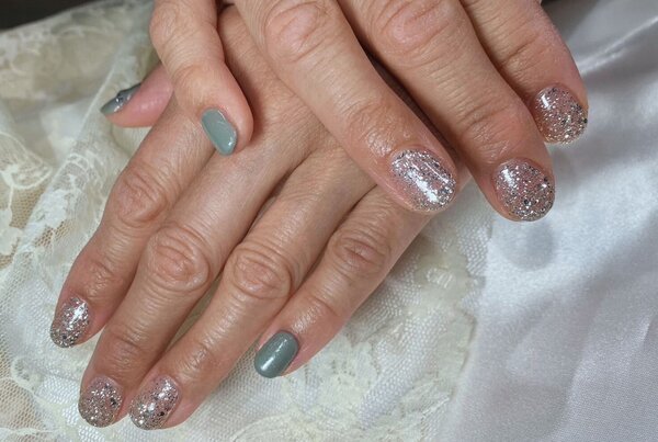 「ハンド 定額デザイン」グリーンのカラーはとても人気です！ カラーの中に少しラメも入っていて華やかになります！|Nail Salon Linda