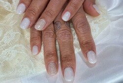 「ハンド ワンカラー」ワンカラーにアクセントでラメを追加！ 白のカラーはパールが入っているので上品で光沢感のある仕上がり