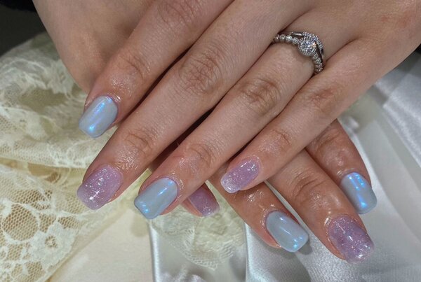 「ハンド 定額デザイン」寒色カラーで爽やかなネイルに！ 水色のカラーにオーロラを重ねたデザインになります！|Nail Salon Linda