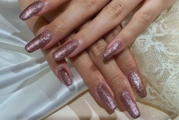 「ハンド ワンカラー」ピンクラメカラー！ ラメ感が強くギラギラしていてるので、お手元に目が惹かれます！　|Nail Salon Linda