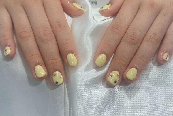 「ハンド 定額デザイン」春らしくパステルイエローにカラフルなストーンをのせて！|Nail Salon Linda