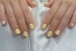 「ハンド 定額デザイン」春らしくパステルイエローにカラフルなストーンをのせて！|Nail Salon Linda