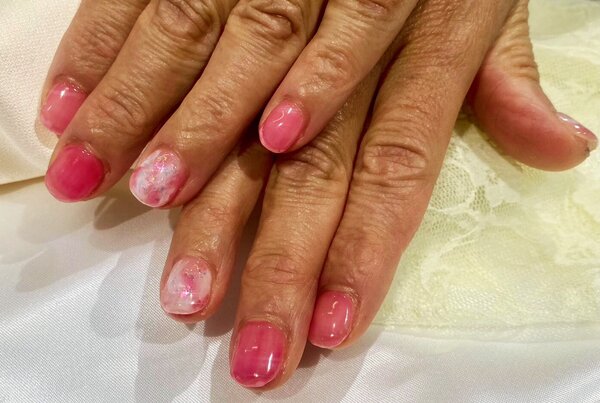 「ハンド 定額デザイン」ピンクのカラーがいちごシロップのようで可愛らしい色味です！ ニュアンスネイルおすすめです！|Nail Salon Linda