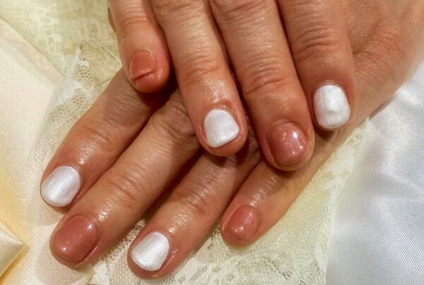 「ハンド 定額デザイン」ナチュラルピンクのカラーは大人気です！ 白もラメが少し入っていて光沢感が可愛らしいのでとてもバラ|Nail Salon Linda