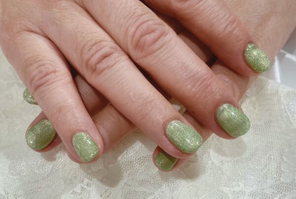 「ハンド マグネット ワンカラー」どちらの良さも出るジェルです！ グリーンのカラーは、自然な感じでピンク以外でも春らしさ|Nail Salon Linda