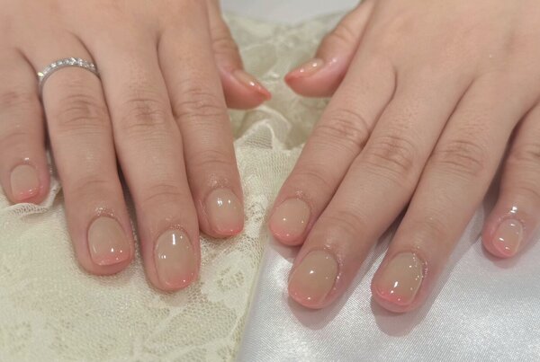 「ハンド ワンカラー」先端グラデでピンクを入れてアンニュイな雰囲気に！|Nail Salon Linda