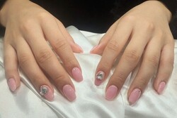 「ハンド 定額デザイン」ピンクにハートのパーツがポイント！|Nail Salon Linda