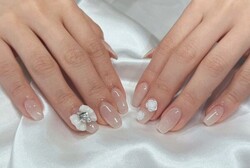 「ハンド ライトコース」(60分 アート、ストーン、シールつけ放題） 白グラにポイントでパーツをのせて韓国ネイルに！|Nail Salon Linda