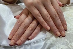 「ハンド フレンチワンカラー」深めの赤いラメでお作りしました！フレンチ部分に合わせたベースのカラーも提案させていただきま