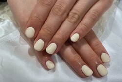 「ハンド ワンカラー」黄色味の強いクリームカラーです！ 春らしさも出るのでシンプルが好きな方におすすめです！