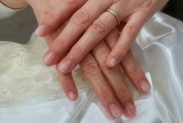 「ハンド クリアネイル」透明なジェルのみですが、艶感が出たり自爪の保護にもなるのでクリアネイルされる方は多いです！ 是非|Nail Salon Linda