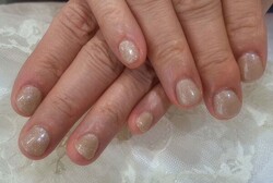 「ハンド ラメ・ワンカラー」ベージュのラメで大人っぽさが出るお色味です！ お仕事柄華美なものが難しい方でも楽しめるカラー