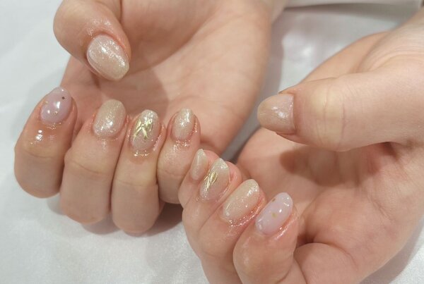 「ハンド 定額デザイン」パーツをホロに変更しました！ 春色カラーが可愛いです！|Nail Salon Linda
