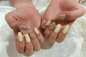 「ハンド ライトコース」 (60分 アート、ストーン、シールつけ放題）つぶつぶパーツとイエローカラーがとってもお似合いで|Nail Salon Linda