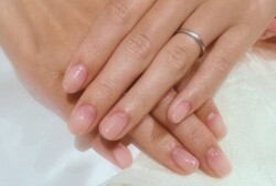 「ハンド グラデーションネイル」ナチュラルカラーでグラデーションネイル！ ベースにはあえて色を入れずに、お爪が伸びてきた