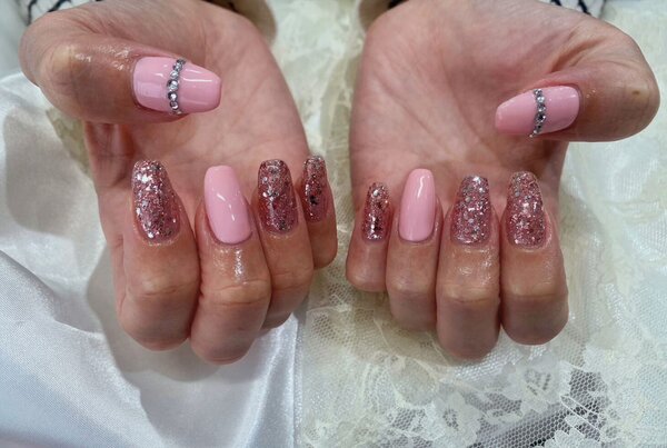 「ハンド 定額デザイン」元々はベージュ系のデザインでしたが、ピンクのラメとカラーに変えて雰囲気がガラッと春らしくなります|Nail Salon Linda