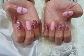 「ハンド 定額デザイン」元々はベージュ系のデザインでしたが、ピンクのラメとカラーに変えて雰囲気がガラッと春らしくなります|Nail Salon Linda