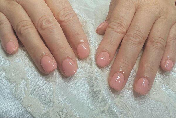 「ハンド ワンカラー」コーラルピンクのワンカラーでシンプルに！|Nail Salon Linda