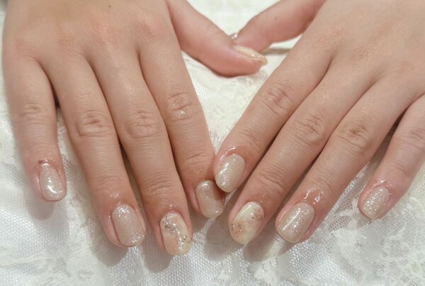 「ハンド 定額デザイン」 やんわりイエローと繊細なラメの組み合わせがかわいい！|Nail Salon Linda