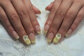 「ハンド ライトコース」(60分 アート、ストーン、シールつけ放題）イエローのフレンチに花のパーツをポイントに！|Nail Salon Linda