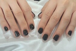 「ハンド ワンカラー」黒ワンカラーラメでシックな仕上がりに！|Nail Salon Linda