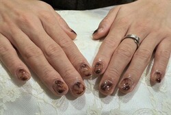 「ハンド ミドルコース」 (90分 アート、ストーン、シールつけ放題） ブラウンの柔らかさを活かして、ニュアンスに！|Nail Salon Linda