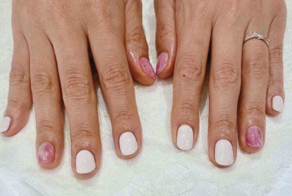 「ハンド 定額デザイン」絶妙なアイボリーカラーに紫ピンクでアート！ アクセントにもなり、全体的に明るい印象になります！|Nail Salon Linda