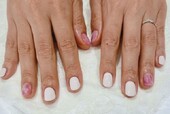 「ハンド 定額デザイン」絶妙なアイボリーカラーに紫ピンクでアート！ アクセントにもなり、全体的に明るい印象になります！|Nail Salon Linda