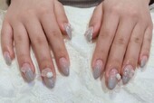 「ハンド ミドルコース] 混ぜてお作りしたグレーのラメグラデーションに、バラとリボンのパーツを載せました！|Nail Salon Linda