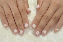 「ハンド 定額デザイン」ホワイトピンクにカラフルなパーツをポイントに！　|Nail Salon Linda