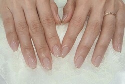 「ハンド ライトコース」(60分 アート、ストーン、シールつけ放題） スキンカラーに先端ゴールドラメで上品な仕上がりに！|Nail Salon Linda