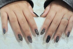 「ハンド ライトコース」(60分 アート、ストーン、シールつけ放題） ブラックカラーでまとめてシックなイメージに！|Nail Salon Linda
