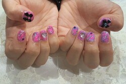 「ハンド ミドルコース」(90分アート、ストーン、シールつけ放題、持ち込みデザイン可！） ネオンピンクにパーツをポイント|Nail Salon Linda