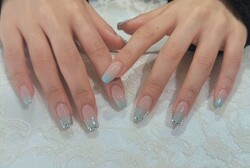 「ハンド ライトコース」(60分アート、ストーン、シールつけ放題） ブルーグラデで春のこの時期にぴったり！|Nail Salon Linda