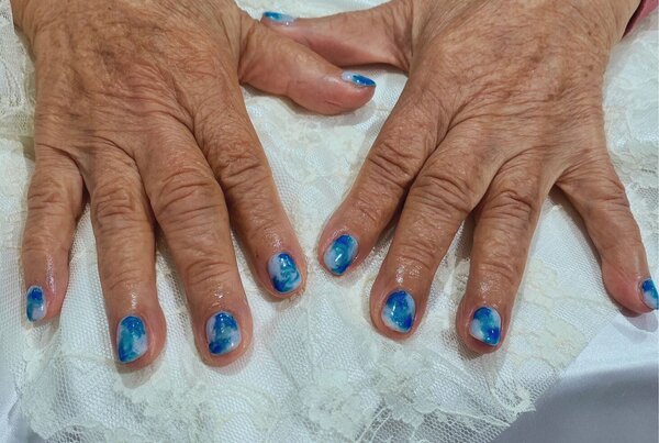 ハンド ライトコース (60分 アート、ストーン、シールつけ放題)鮮やかなブルーとパール感のあるホワイトでタイダイネイル|Nail Salon Linda