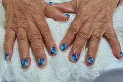 ハンド ライトコース (60分 アート、ストーン、シールつけ放題)鮮やかなブルーとパール感のあるホワイトでタイダイネイル