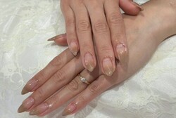 「ハンド グラデーション」ブラウンカラーは肌馴染みもよく、大人な雰囲気にしてくれます|Nail Salon Linda