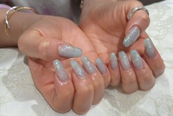 「ハンド ラメワンカラー」 大小のラメと水色のカラーが初夏の陽気にピッタリです！|Nail Salon Linda