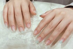 「ハンド ライトコース 」60分 アート、ストーン、シールつけ放題） 水色のカラグラとゴールドのラメグラにパーツを乗せて|Nail Salon Linda