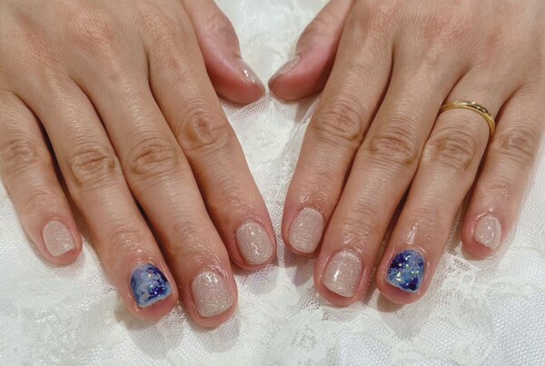 「ハンド 定額デザイン」アート部分にネイビーのカラーを入れてアクセントに！ ラメと相まってキラキラで美しいです！|Nail Salon Linda