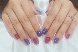 「ハンド 定額デザイン」寒色のカラーにオーロラパウダーを塗って光沢感が強くなりとても綺麗に仕上がります！