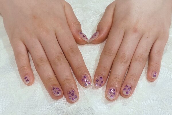 「ハンド ワンカラー」紫がアクセントで全体に散りばめられていて可愛らしく仕上がりした！|Nail Salon Linda