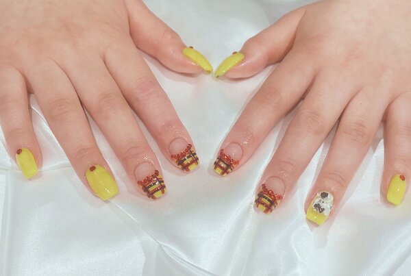 「ハンド ライトコース」明るいビビッドイエロー！ お手元を見るたびに明るい気持ちになれます|Nail Salon Linda