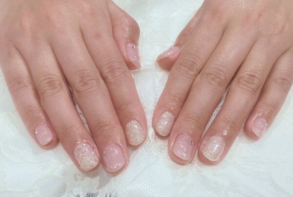 「ハンド 定額デザイン」シアーカラーとラメを交互に使うことでバランスの良い仕上がりになります！|Nail Salon Linda